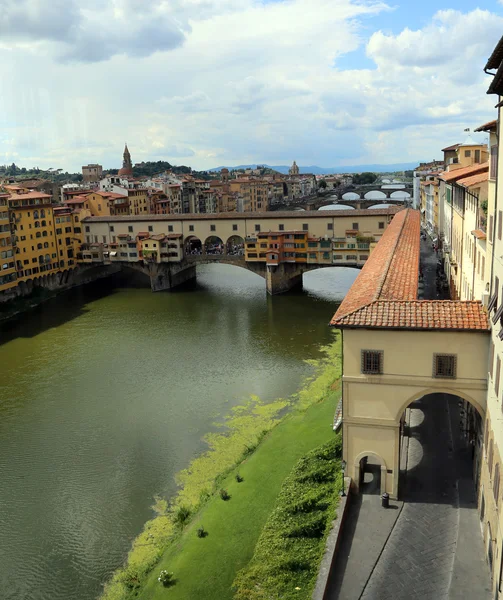 Florence Italy houses and shops in the ancient bridge over River — Stock Photo, Image