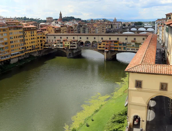 Florence Italië huizen en winkels in de oude brug genoemd Pon — Stockfoto