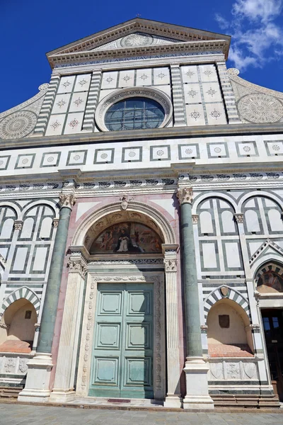 フィレンツェは古代教会のファサードを装飾 — ストック写真