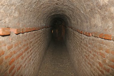 gizli bir yeraltı geçidi tuğla tüneli