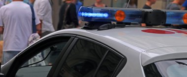 Polis devriye arabası denetim şehirde devriye sırasında