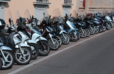 birçok scooter ve motosiklet meşgul cadde boyunca park etti.