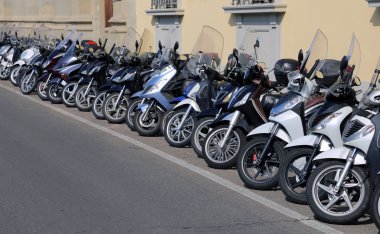 birçok motorlu bisikletler ve motosikletler meşgul cadde boyunca park
