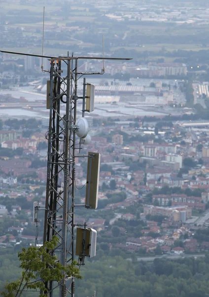 Grande antenne de télécommunications sans fil sur la métropole — Photo