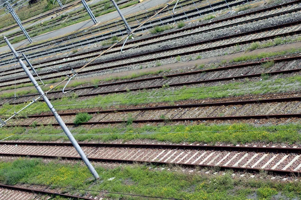 Vías de tren de un intercambio ferroviario cerca de la ciudad —  Fotos de Stock