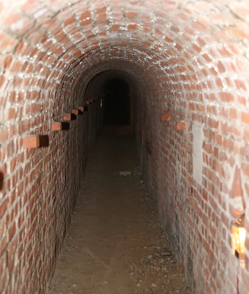 Gizli bir yeraltı geçidi tuğla tüneli — Stok fotoğraf