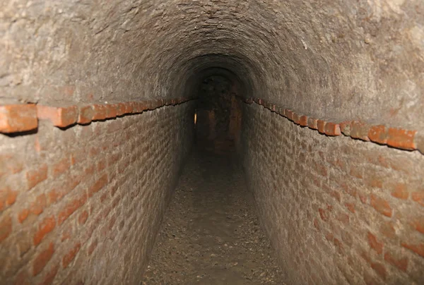 Túnel de ladrillo de un pasaje subterráneo secreto — Foto de Stock