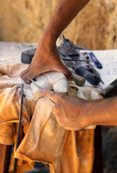 Main d'artisan tout en sculptant la pierre d'albâtre — Photo
