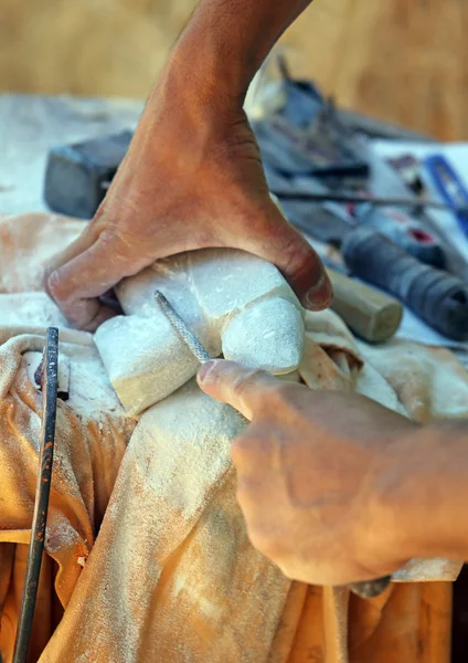 Artesano experto y escultura de piedra —  Fotos de Stock