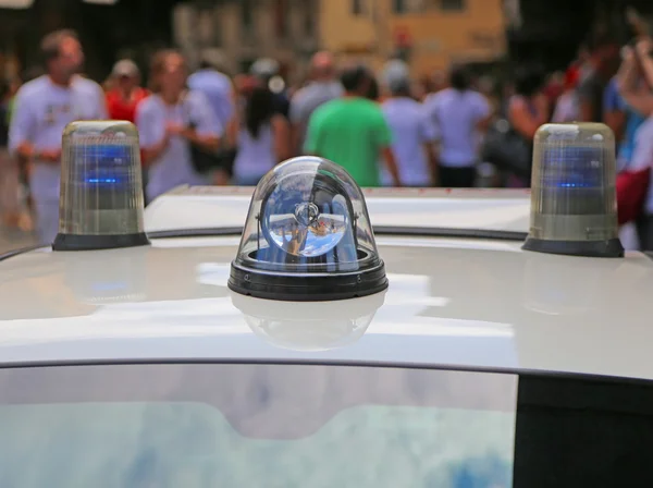 Polisbil med ljus och siren i staden — Stockfoto