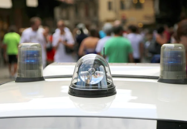 Carro de polícia durante um controle na cidade com as pessoas — Fotografia de Stock