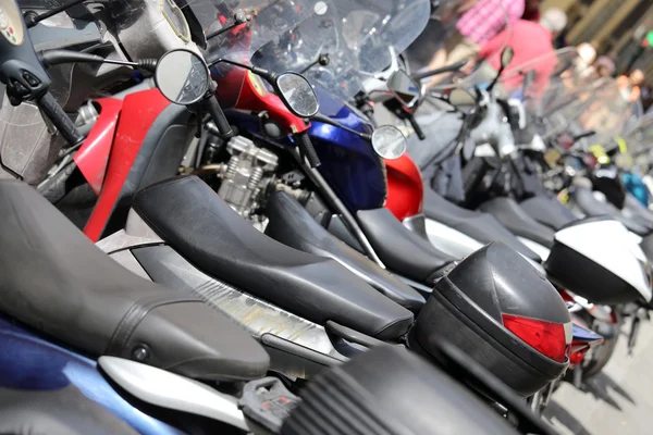 Багато мопедів скутерів і мотоциклів припарковані — стокове фото