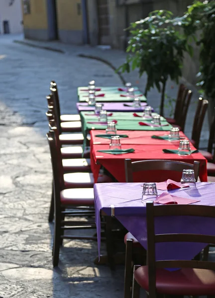 Restaurante com as mesas preparadas ao longo da rua pedonal — Fotografia de Stock