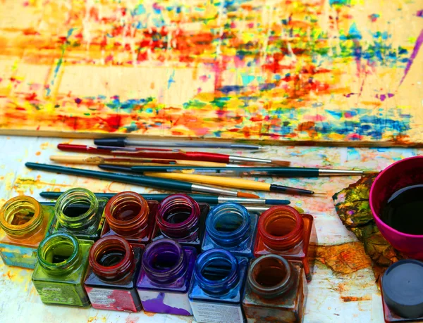 Colors in the palette of the painter and used brushes to paint t — Stock Photo, Image