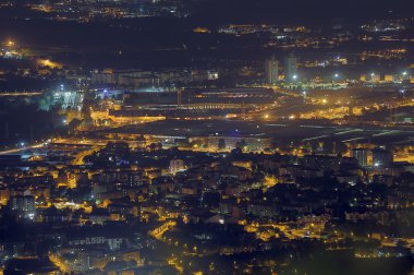 birçok şehir Light ile Avrupa metropol gece havadan görünümü