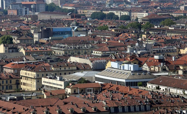 Vista aerea di una metropoli europea con molti tetti — Foto Stock