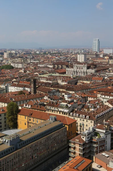 Metrópole europeia com muitos telhados e casas — Fotografia de Stock