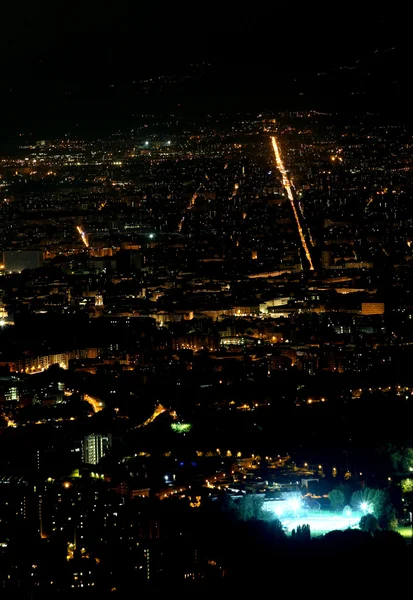 Vista aérea nocturna de la populosa metrópoli europea — Foto de Stock