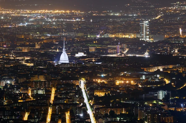 Vista aérea de Turín en Italia con el iluminado topo Antonell — Foto de Stock