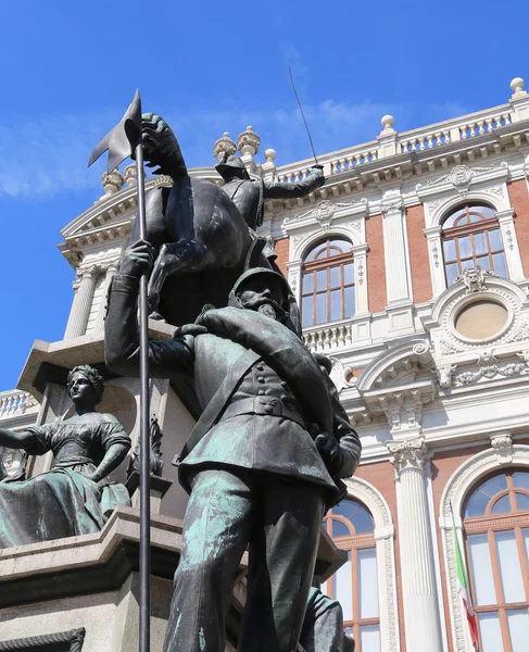 Historischer Palast der Stadt Turin mit Bronzestatue eines Reiters — Stockfoto