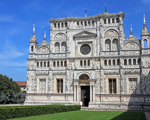 Az egyház nagy művészi márványhomlokzat nevű Certosa di Pav — Stock Fotó