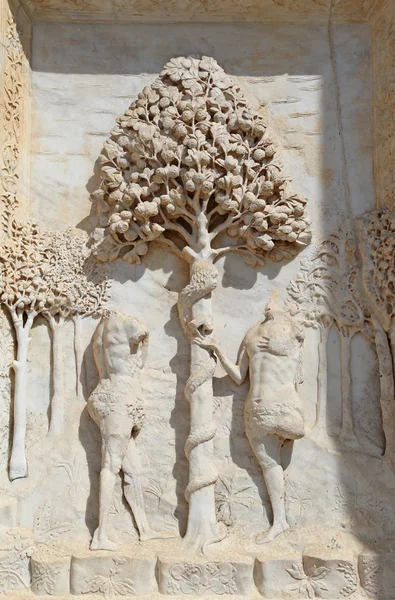 Statues of Adam and Eve with Apple tree in the facade of Abbey C — Stock Photo, Image