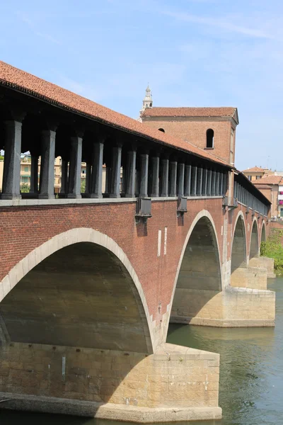 Täckta bron över floden Ticino i Pavia City — Stockfoto