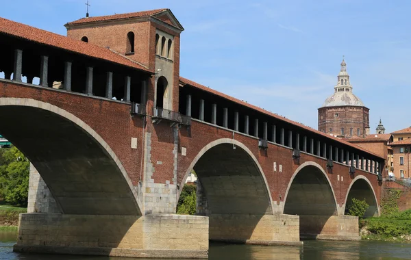 Oude gedekt brug over de rivier Ticino in Pavia stad in Italië — Stockfoto