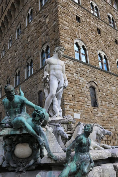 FLORENÇA estátua de Netuno na fonte e Palazzo Vecchio — Fotografia de Stock