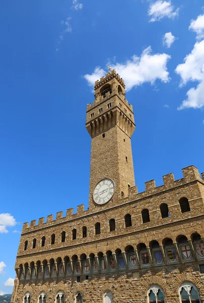 シニョーリア広場で青空と時計塔と旧宮殿 — ストック写真
