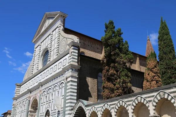 Firenze facciata della Chiesa chiamata Santa Maria Novella vicino alla tr — Foto Stock