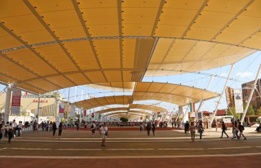 Milan, İtalya - 8 Eylül, 2015. Expo Milano. Main street cal