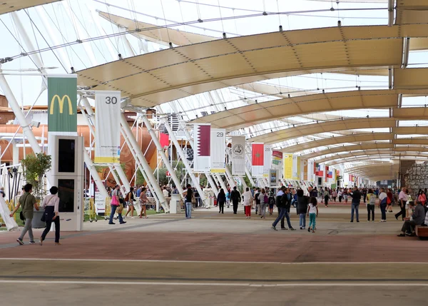 Milão, Itália - 8 de setembro de 2015. EXPO MILANO. Rua principal cal — Fotografia de Stock