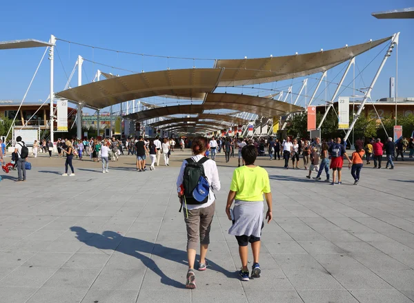 Milão, Itália - 8 de setembro de 2015. EXPO MILANO. Rua principal cal — Fotografia de Stock