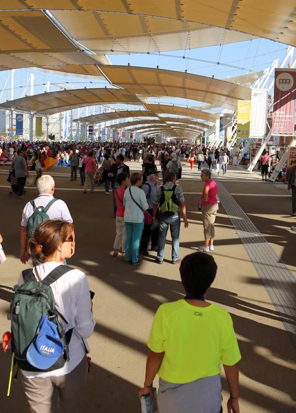 Milão, Itália - 8 de setembro de 2015. EXPO MILANO. Rua principal cal — Fotografia de Stock