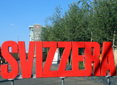 Büyük kırmızı yazılı Svizzera İsviçre olarak
