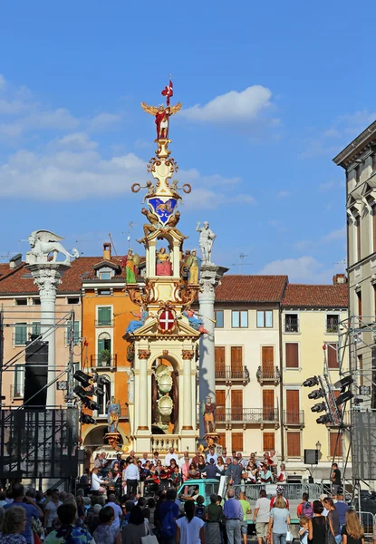 Vicenza, VI, Italia - 12 de septiembre de 2015. Festival con CAR antiguo — Foto de Stock