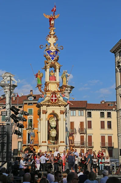 Vicenza, VI, Italia - 12 de septiembre de 2015. Festival con CAR antiguo — Foto de Stock
