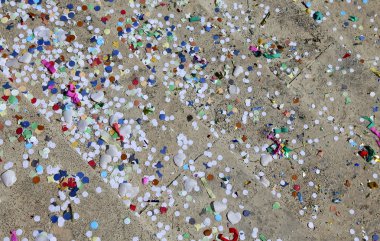 konfeti ve flamalar karnaval partiden sonra arka plan