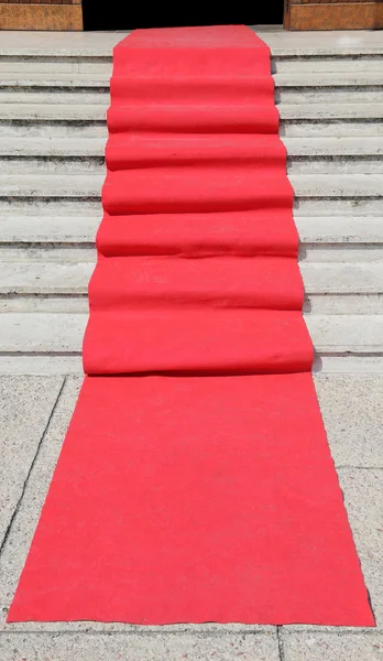 Escadaria com tapete vermelho e a porta de acesso aberta — Fotografia de Stock