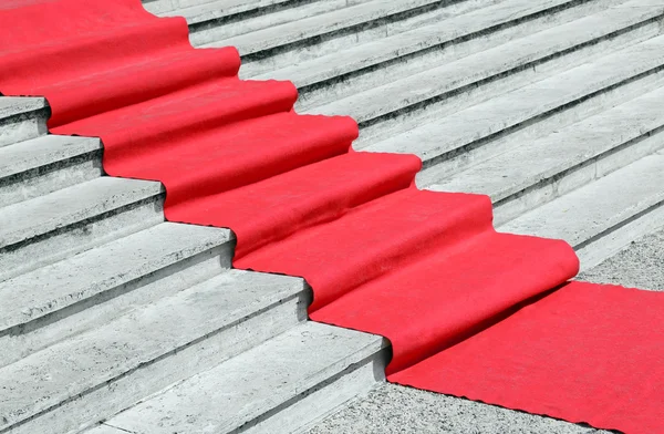 Treppe mit luxuriösem roten Teppich zur Begrüßung der Vips — Stockfoto