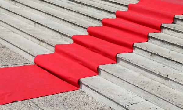 豪華なレッド カーペットと長い階段 — ストック写真
