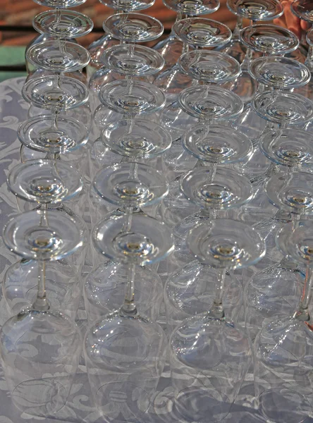 Molti bicchieri per la festa durante il ricevimento — Foto Stock