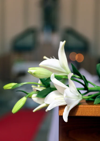 Интерьер церкви украшен белыми цветами во время й — стоковое фото