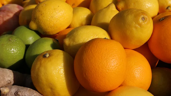Спелые оранжевые и желтые сицилийские лимоны и зеленая известь — стоковое фото
