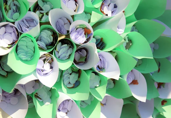 Мешки конфетти, чтобы отпраздновать с женихом и невестой — стоковое фото