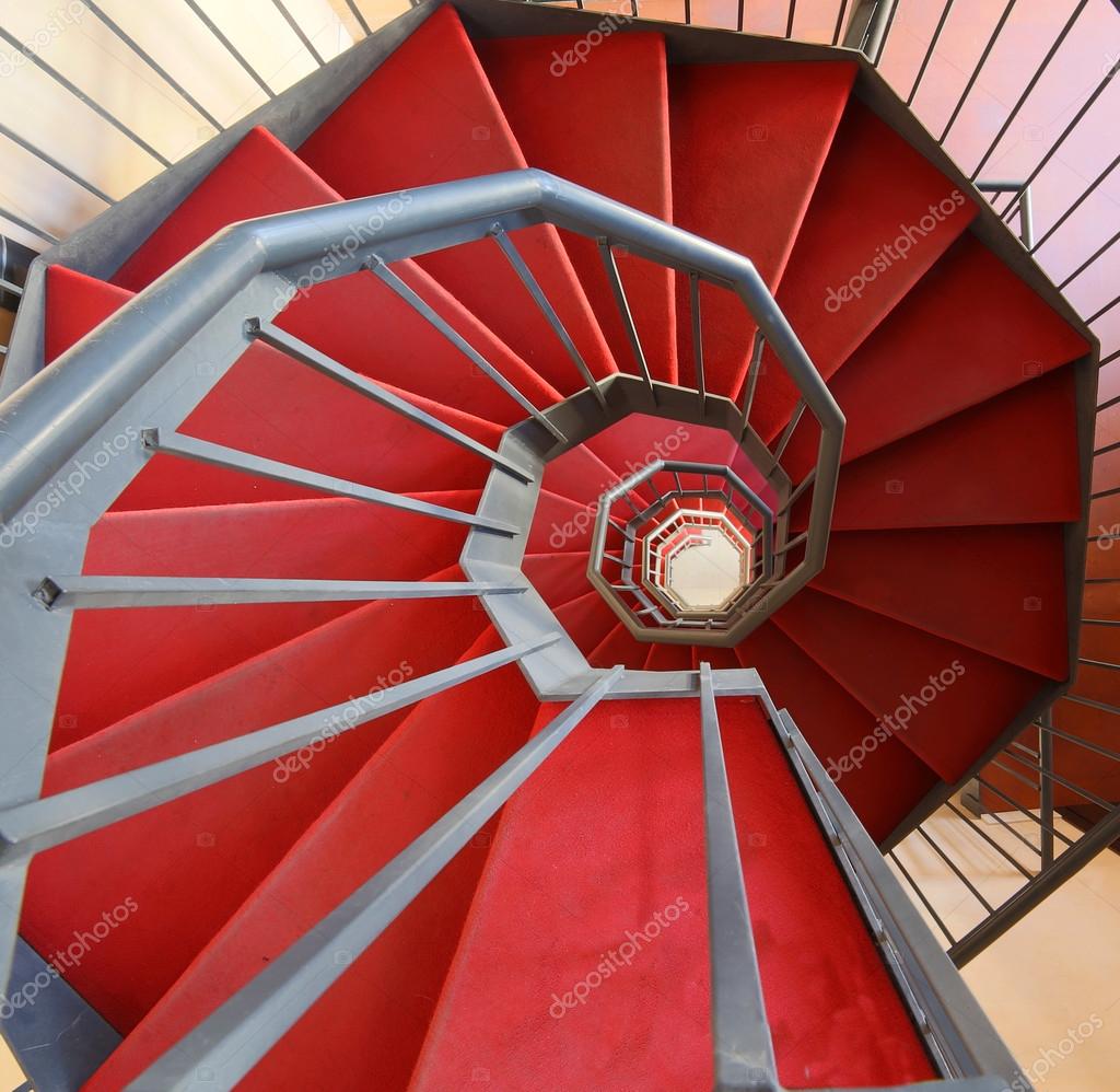 Scala a chiocciola con tappeto rosso in un edificio moderno — foto ... Sognare scale a chiocciola