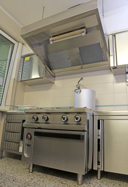 birçok kişi için yemek hazırlamak için endüstriyel mutfak