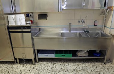 büyük paslanmaz çelik evye f hazırlanması için endüstriyel mutfak