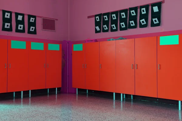 Kleedkamers en kluisjes van kleuterschool voor kinderen — Stockfoto